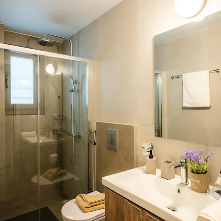 Erato - Newly Renovated With Parking
