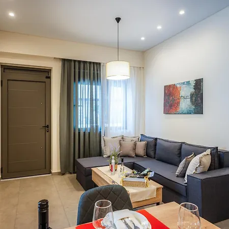 Erato - Newly Renovated With Parking *
