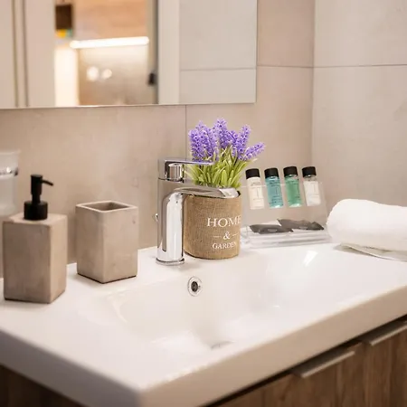 Erato - Newly Renovated With Parking