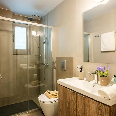 Erato - Newly Renovated With Parking Lägenhet